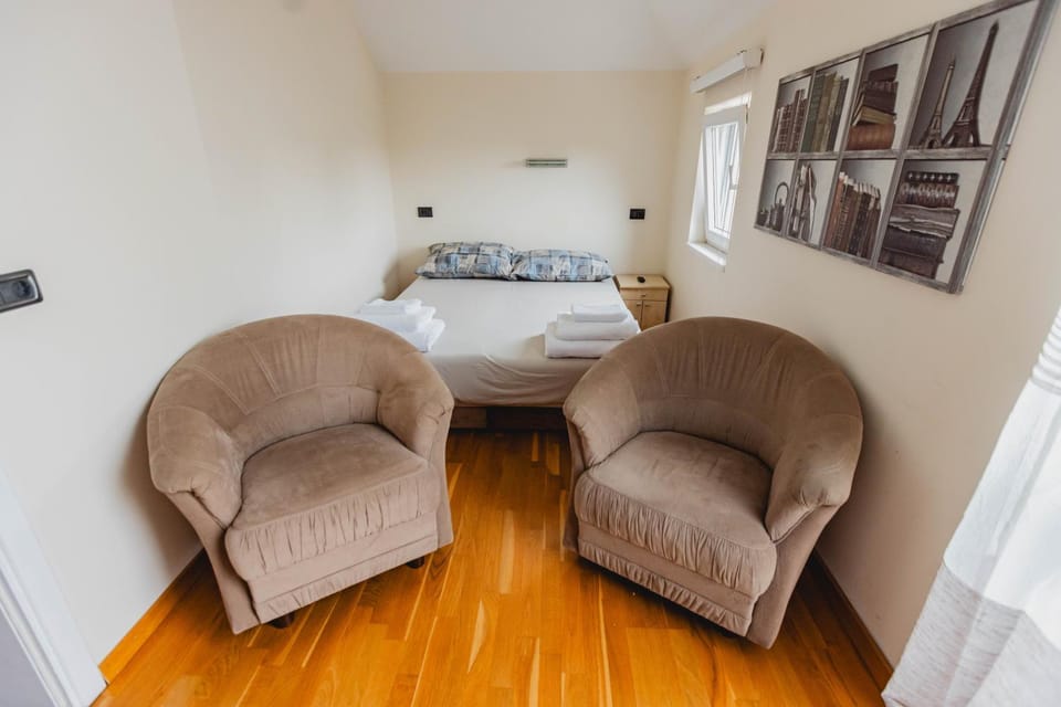 Seating area, Bedroom