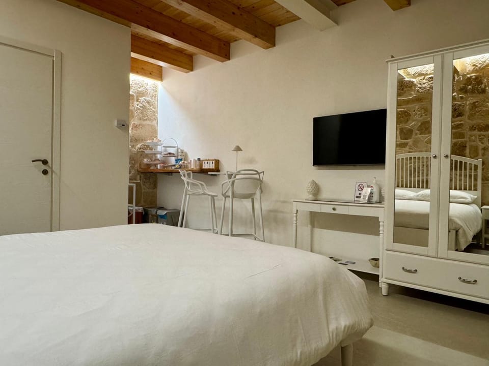 Bed, TV and multimedia, Photo of the whole room, Bedroom