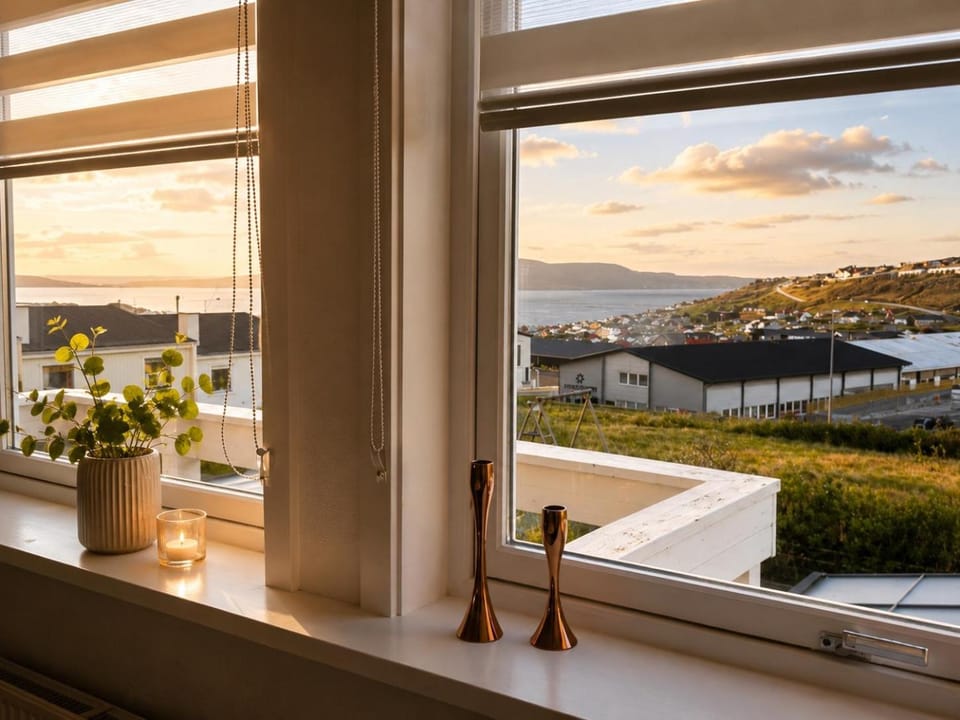 View (from property/room), Balcony/Terrace, Lake view, Mountain view, River view, Sea view
