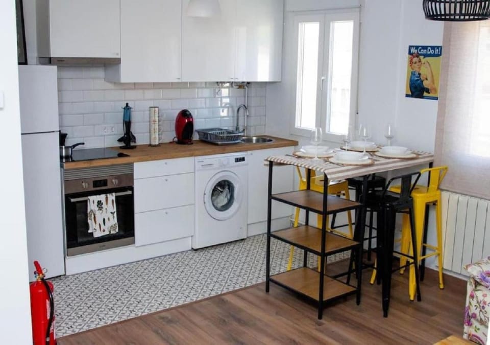 Kitchen or kitchenette, Dining area, pet friendly, stove, washing machine