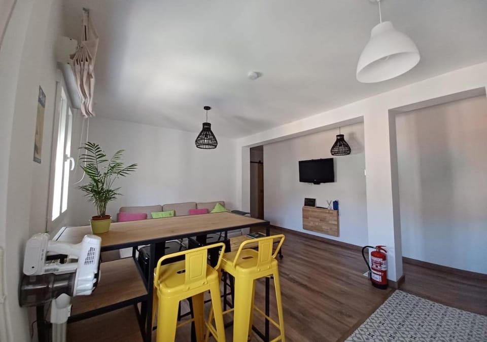 TV and multimedia, Living room, Seating area, Dining area