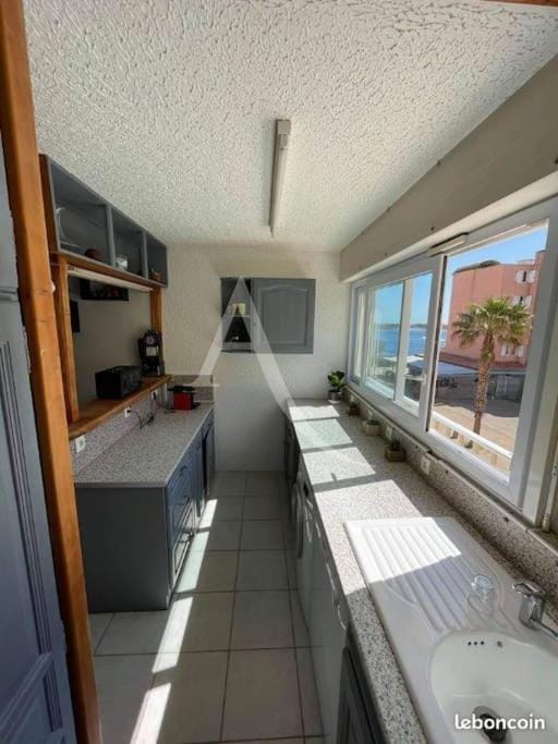 Joli appartement avec grande et belle terrasse, au pied de la plage du Grazel! Apartment in Gruissan