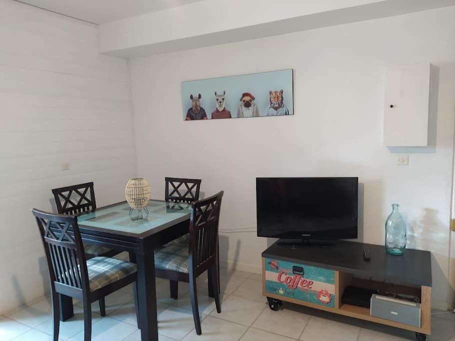 Joli appartement avec grande et belle terrasse, au pied de la plage du Grazel! Apartment in Gruissan