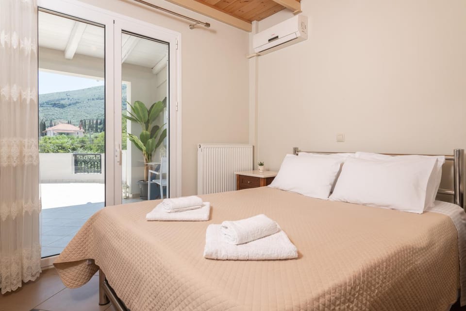 Bed, View (from property/room), Balcony/Terrace, Photo of the whole room, Bedroom, Mountain view, towels, air conditioner