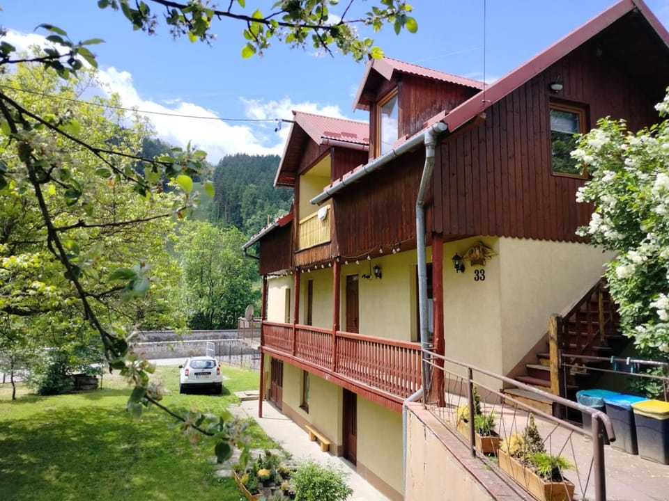Property building, Spring, Neighbourhood, Natural landscape, Garden, Garden view, Mountain view, Street view