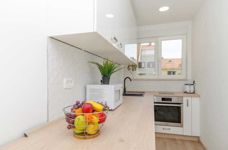 Kitchen or kitchenette, Food, Drinks