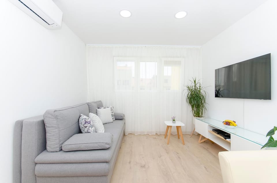 Communal lounge/ TV room, TV and multimedia, Living room