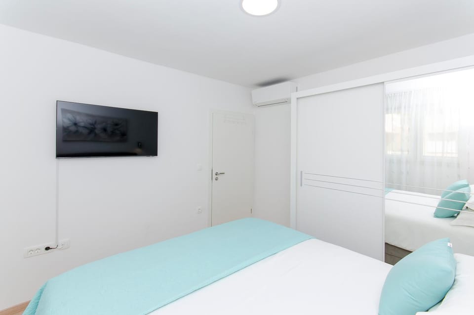 Bed, TV and multimedia, Photo of the whole room