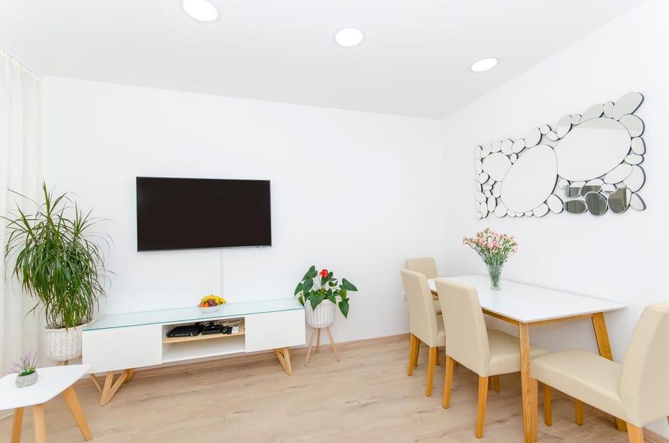 Communal lounge/ TV room, TV and multimedia, Living room, Seating area, Dining area