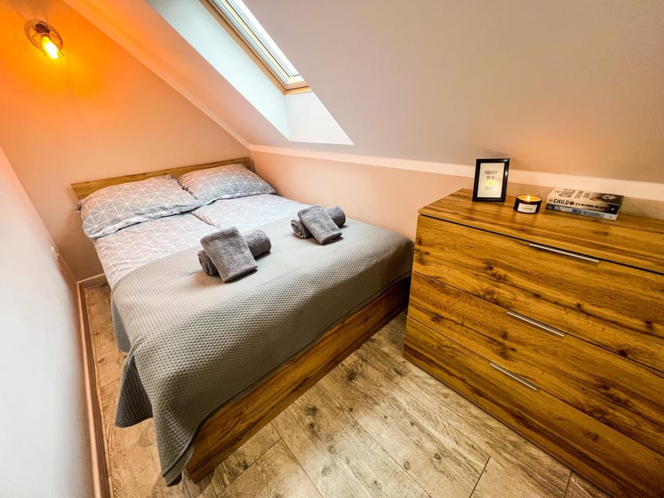 Bed, Photo of the whole room, Bedroom, towels