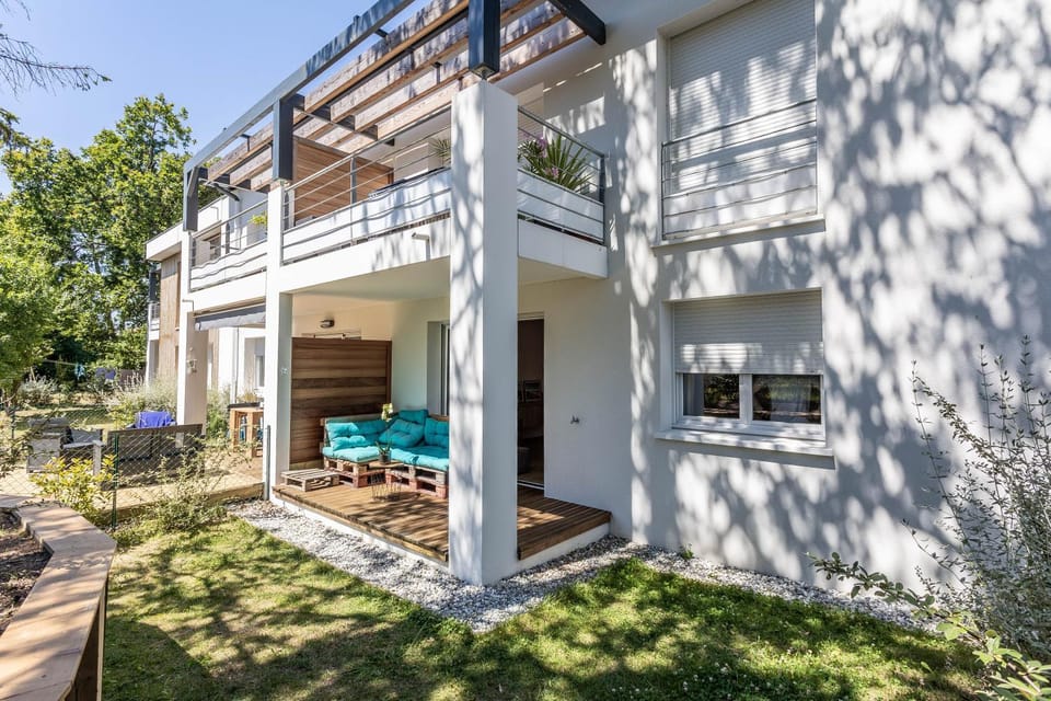 Property building, Patio, Facade/entrance