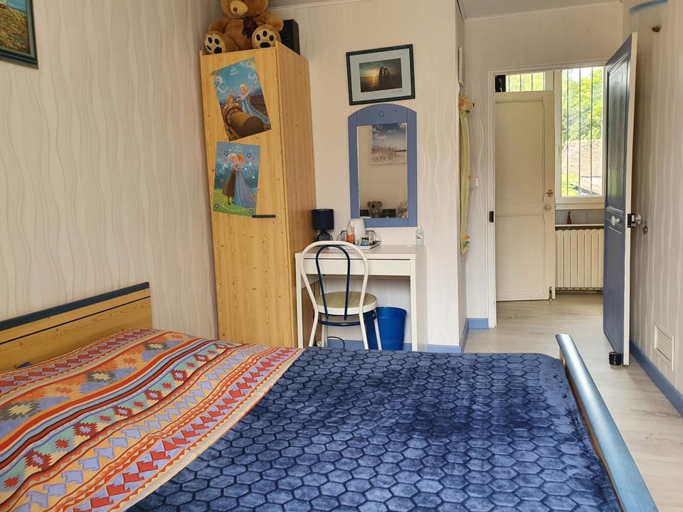 Photo of the whole room, Bedroom