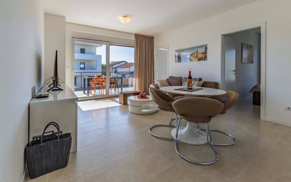 TV and multimedia, Balcony/Terrace, Photo of the whole room, Seating area, Dining area