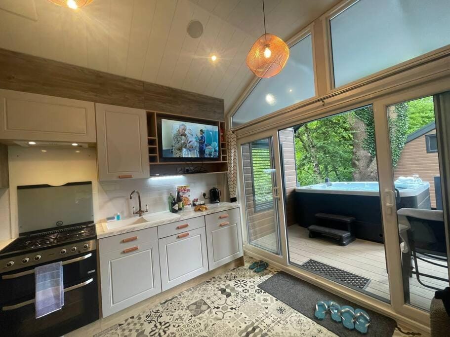 P74 - Riverside Family Pod with Hot Tub House in Wales