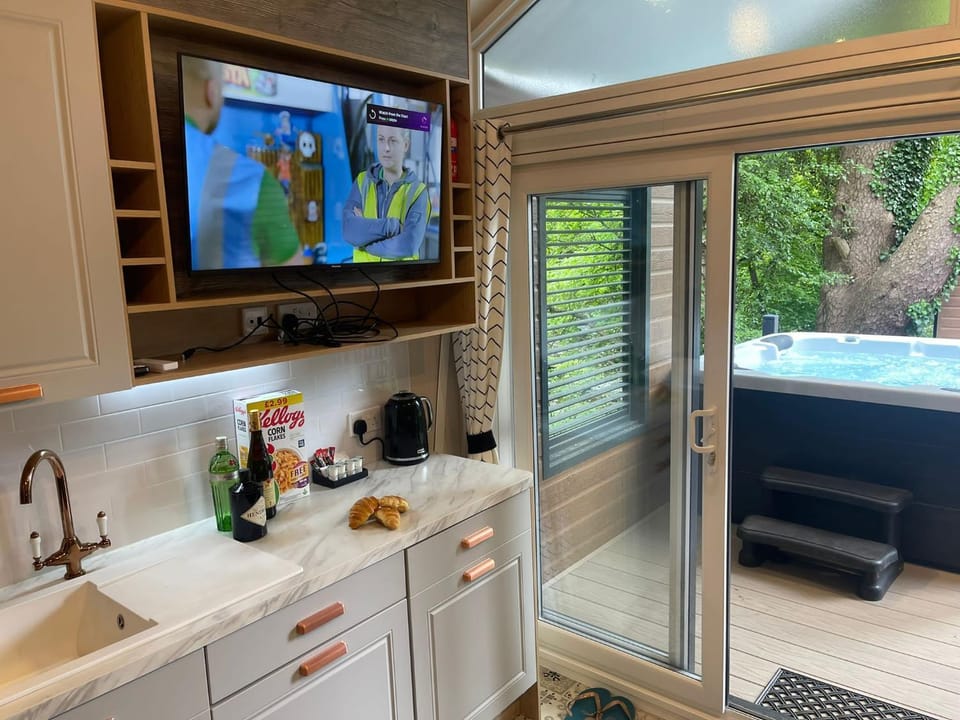 P74 - Riverside Family Pod with Hot Tub House in Wales