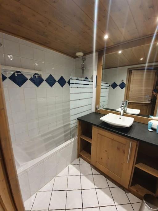 Bathroom, Bath, towels