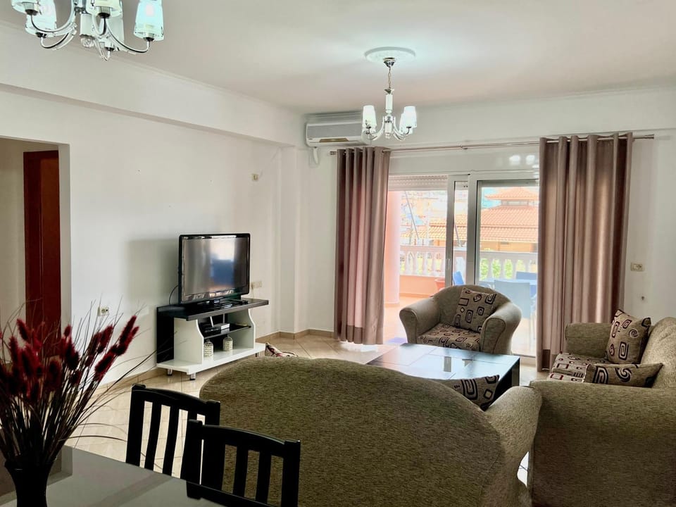 Communal lounge/ TV room, TV and multimedia, Living room, Seating area, Dining area, Evening entertainment, air conditioner