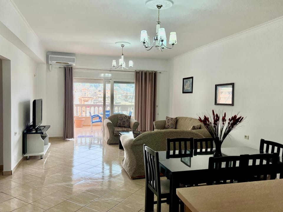 Communal lounge/ TV room, TV and multimedia, Living room, Seating area, Dining area, Evening entertainment
