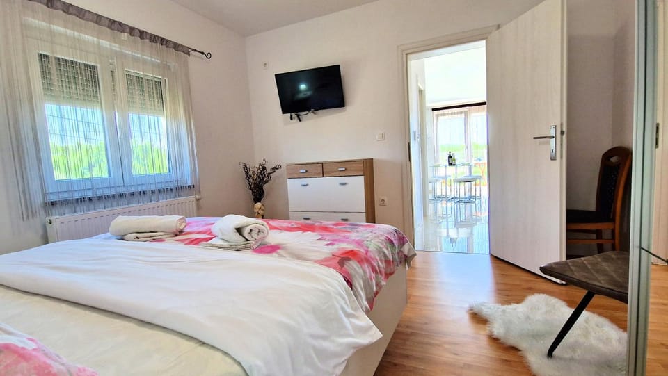 Bed, TV and multimedia, Bedroom