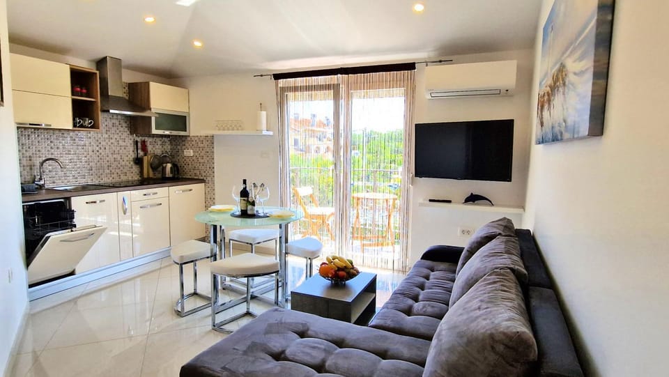 Kitchen or kitchenette, Living room, Seating area, Dining area