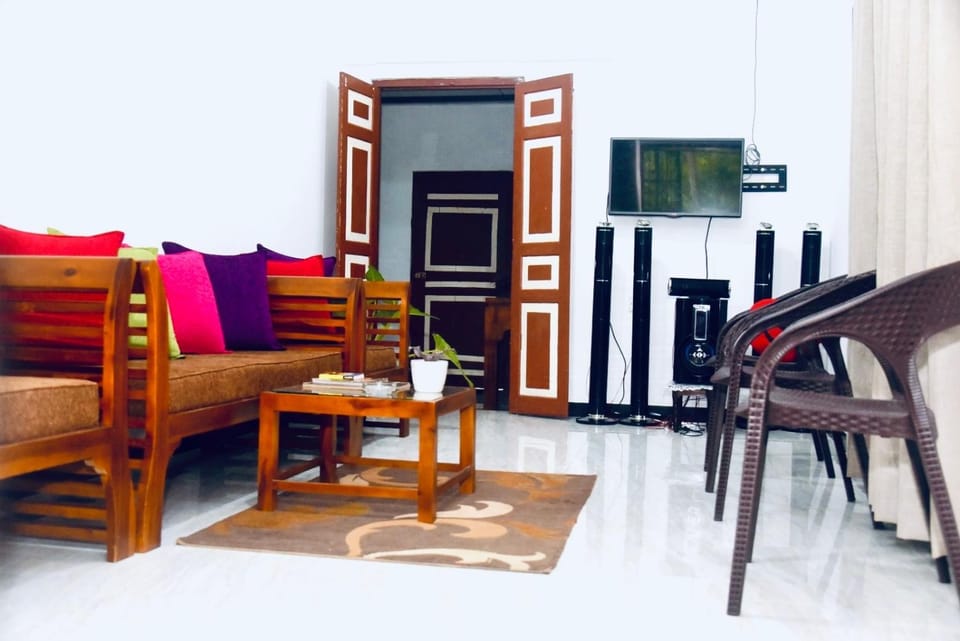 Communal lounge/ TV room, Living room, Seating area