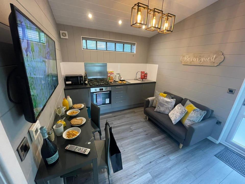 P78 - Studio Pod with Hot Tub House in Wales