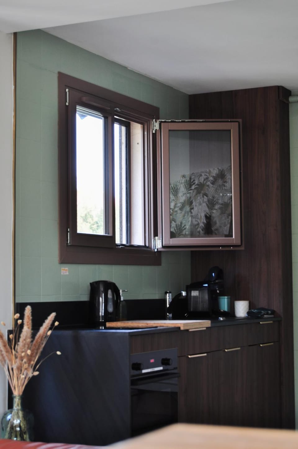Coffee/tea facilities, Kitchen or kitchenette, oven, kitchen