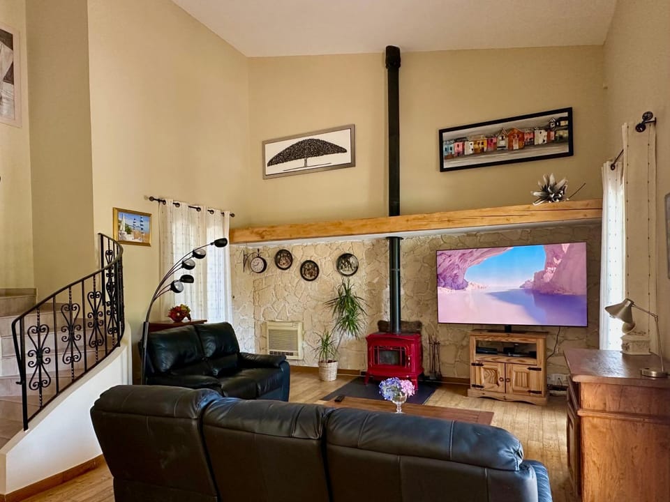 Communal lounge/ TV room, TV and multimedia, Living room, Seating area