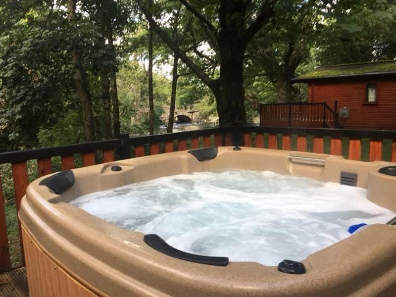L09 - The Snowdon Spa with Hot Tub House in Wales