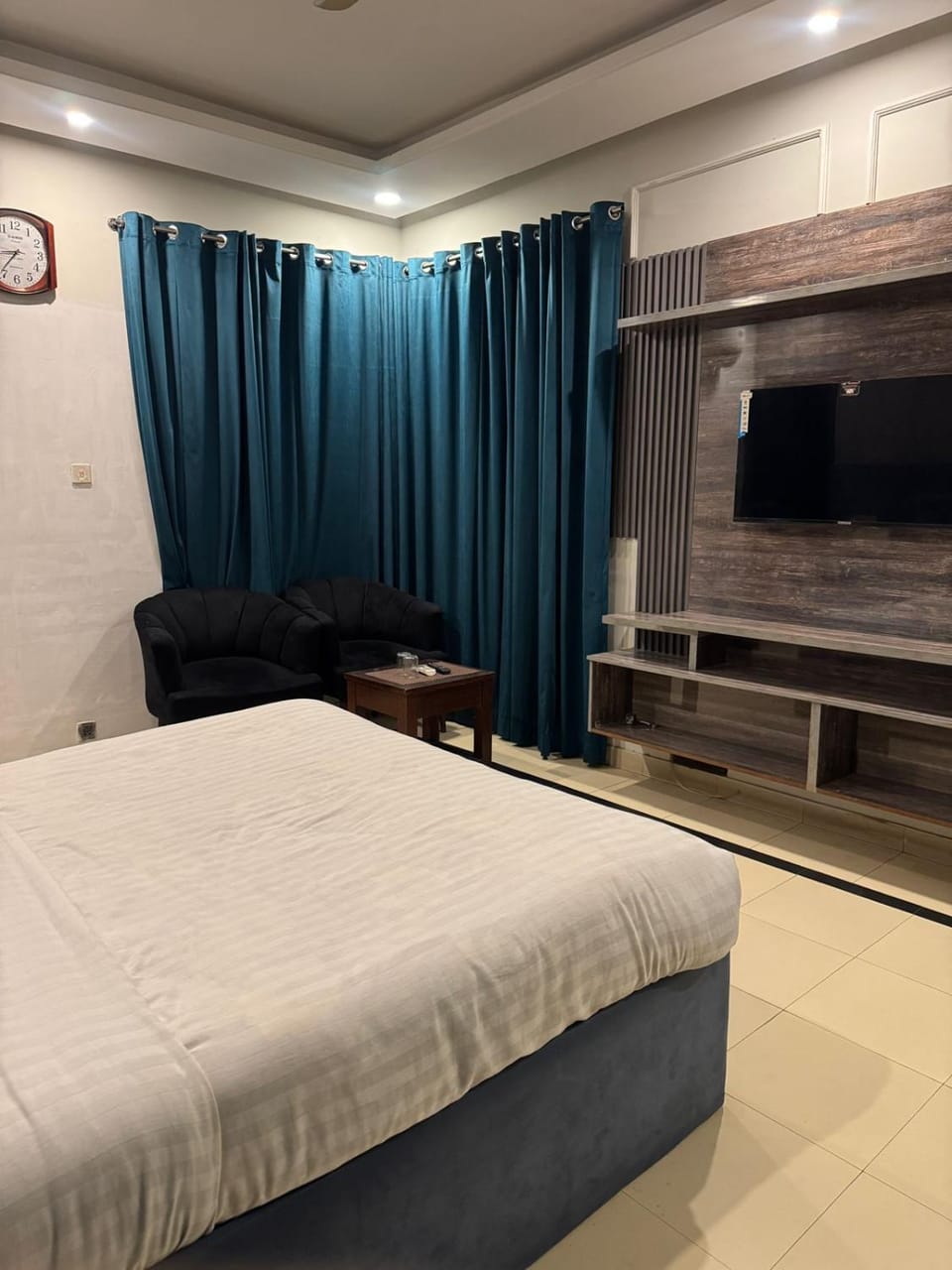 Bed, TV and multimedia, Bedroom
