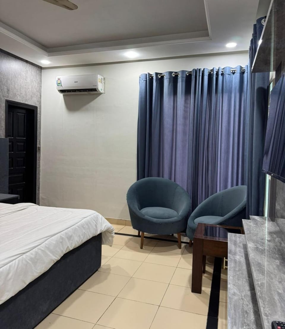 Bed, TV and multimedia, air conditioner