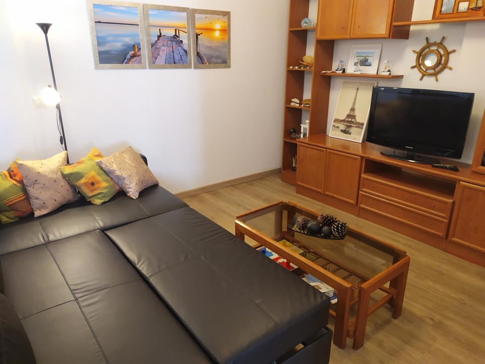 Bed, TV and multimedia, Living room, Seating area