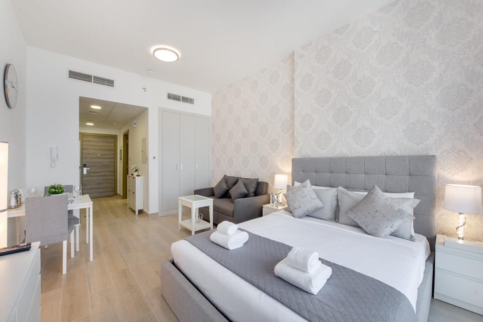 Bed, TV and multimedia, Living room, Photo of the whole room, Seating area, Bedroom, towels, air conditioner