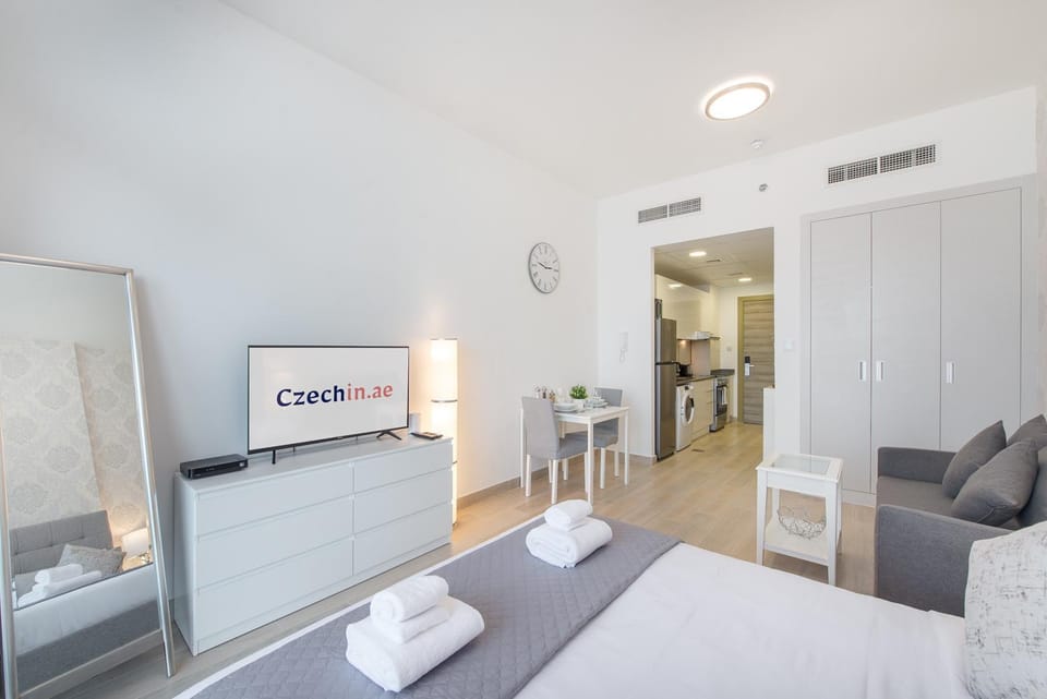 Bed, TV and multimedia, Kitchen or kitchenette, Living room, Photo of the whole room, Seating area, Dining area, Bedroom