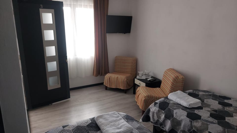 Bed, TV and multimedia, Living room, Photo of the whole room, Seating area, Bedroom
