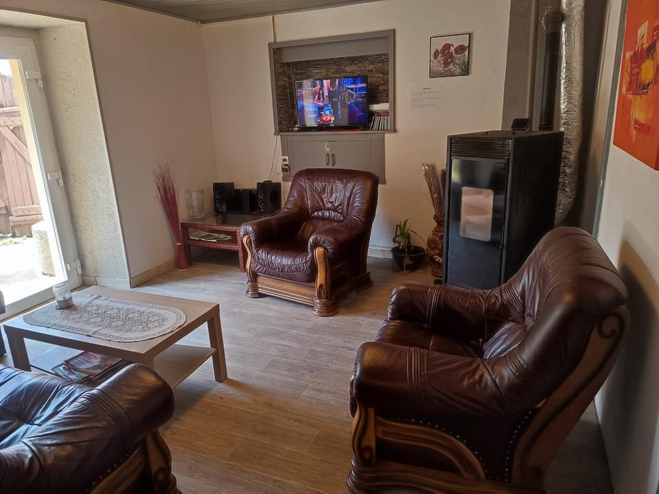 Communal lounge/ TV room, TV and multimedia, Living room, Seating area
