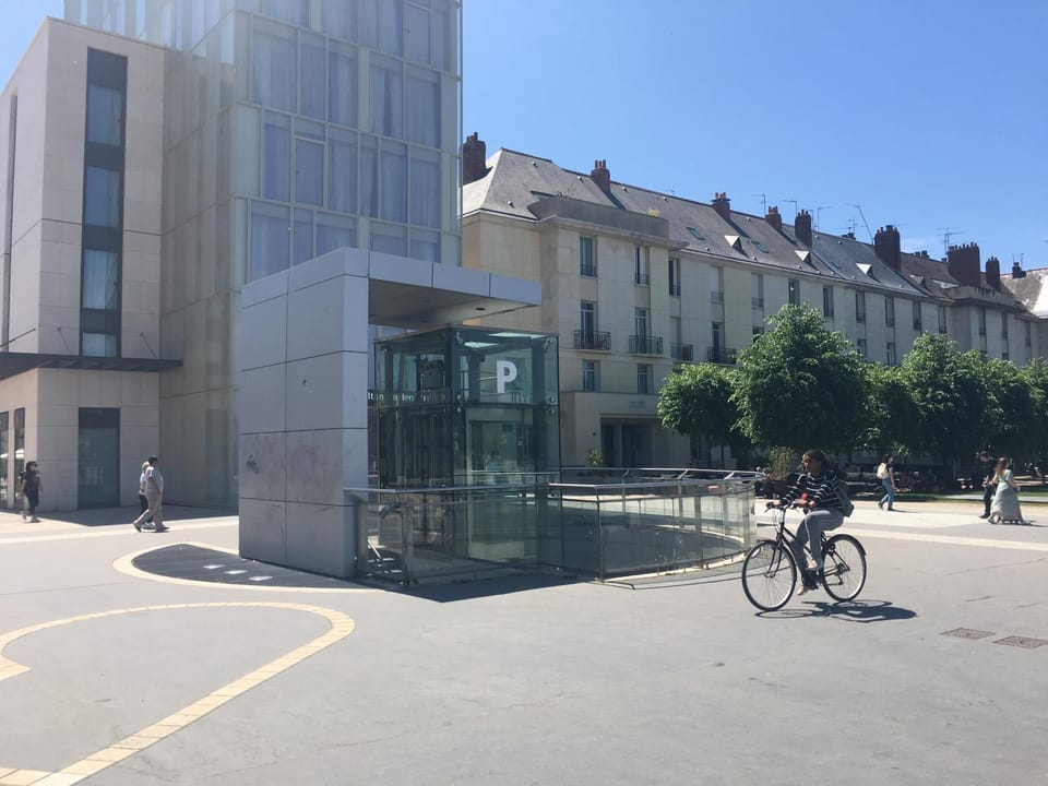 Facade/entrance, Neighbourhood