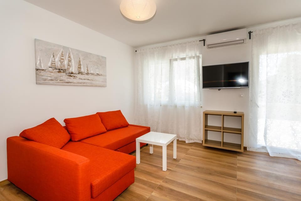 Communal lounge/ TV room, TV and multimedia, Living room, Seating area, air conditioner