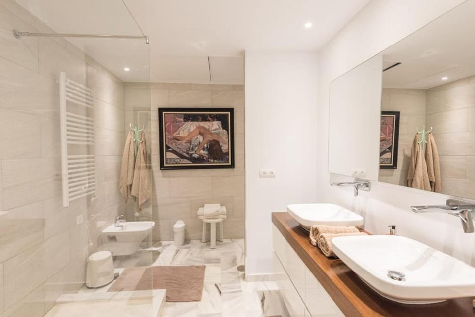 PLAYAS DEL DUQUE, PUERTO BANUS, GOLF .PLAYA Y COMPRAS Apartment in Marbella