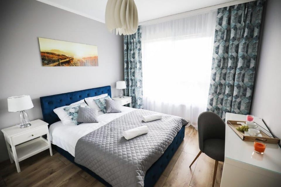 Bed, Living room, Photo of the whole room, Seating area, Bedroom, Food, towels