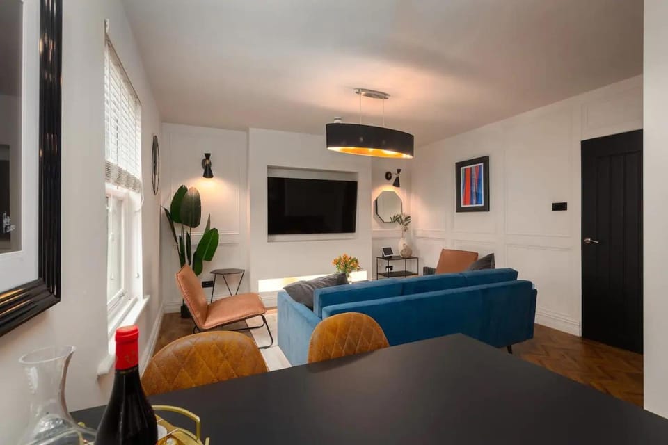 Communal lounge/ TV room, TV and multimedia, Living room, Seating area, Dining area, Evening entertainment