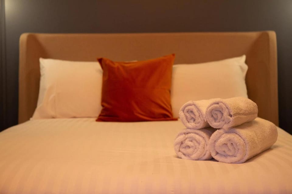 Bed, Bedroom, towels