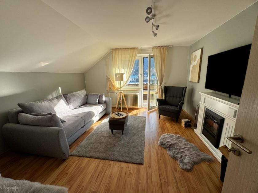 TV and multimedia, Living room, Seating area, Mountain view, flat iron