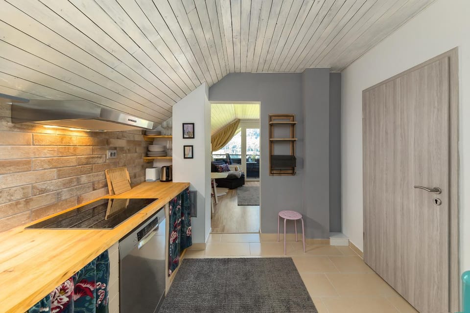 Coffee/tea facilities, dishwasher, stove, kitchen