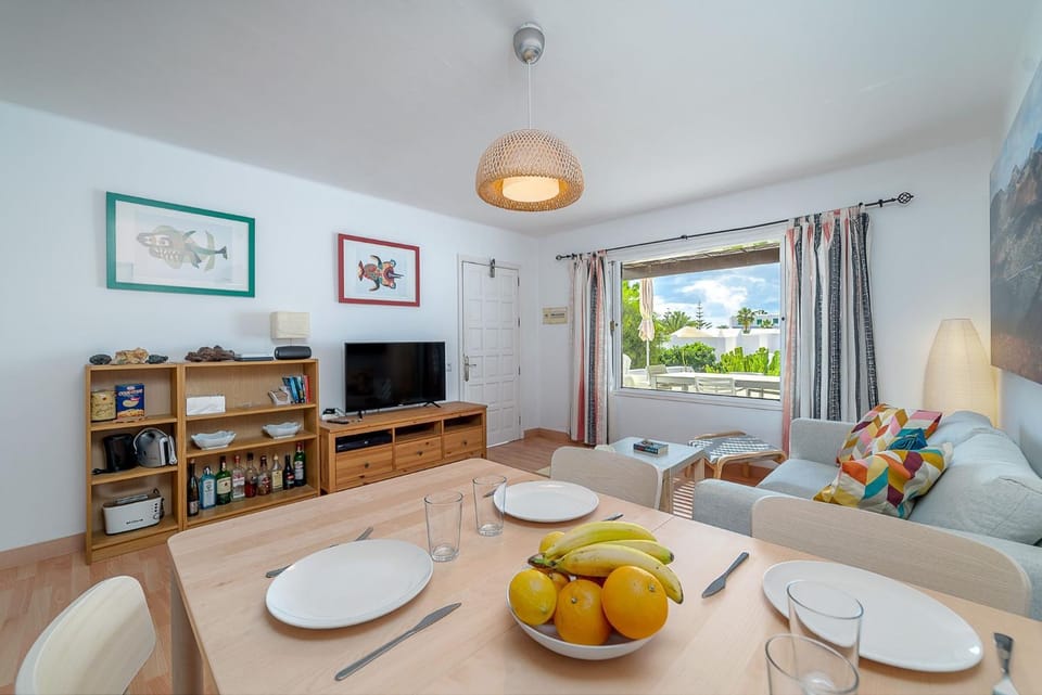 Playa Bastián: 2 habs, 2 baños y súper terraza Apartment in Costa Teguise