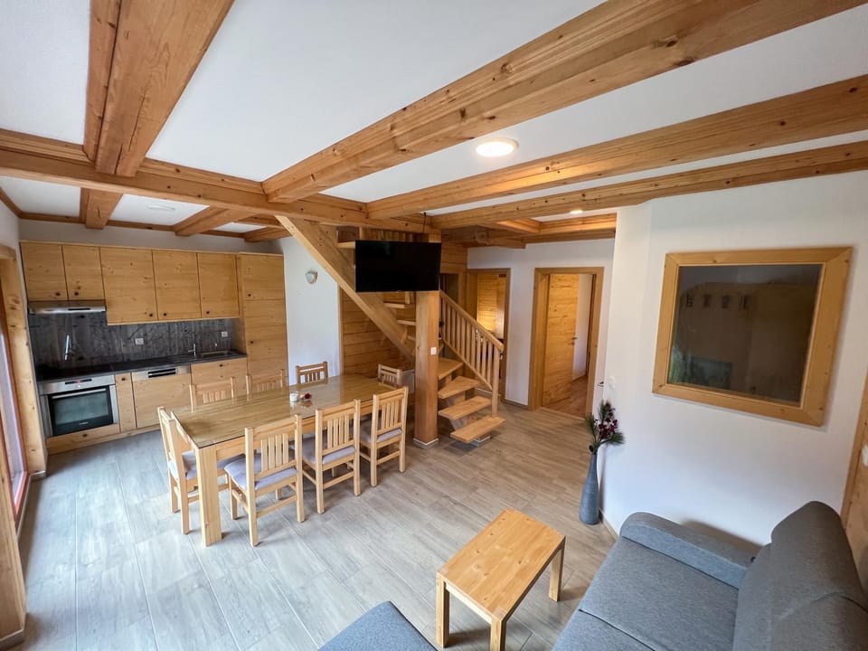 Communal lounge/ TV room, TV and multimedia, Kitchen or kitchenette, Living room, Seating area, Dining area, oven, pet friendly