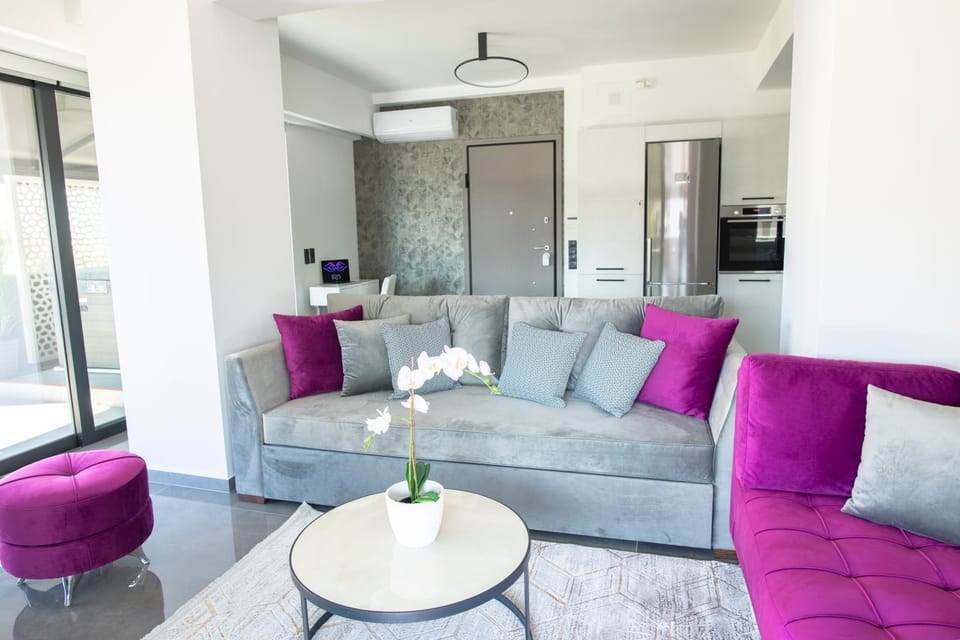 Nearby landmark, Hot Tub, Balcony/Terrace, Living room, Business facilities, Landmark view, flat iron