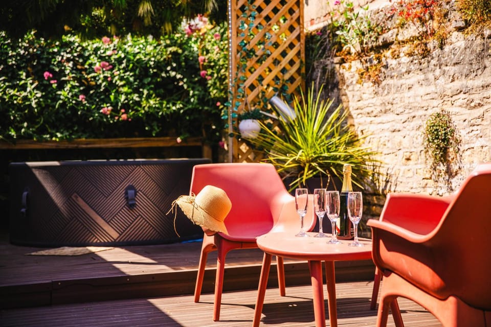 Patio, Day, Garden, Dining area