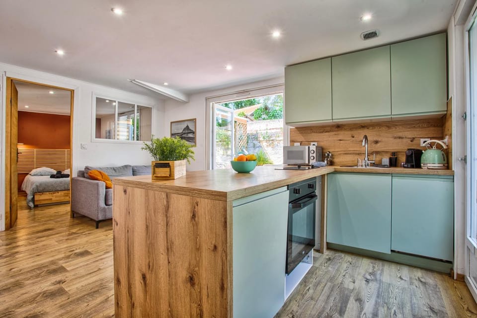 Kitchen or kitchenette, Dining area, oven