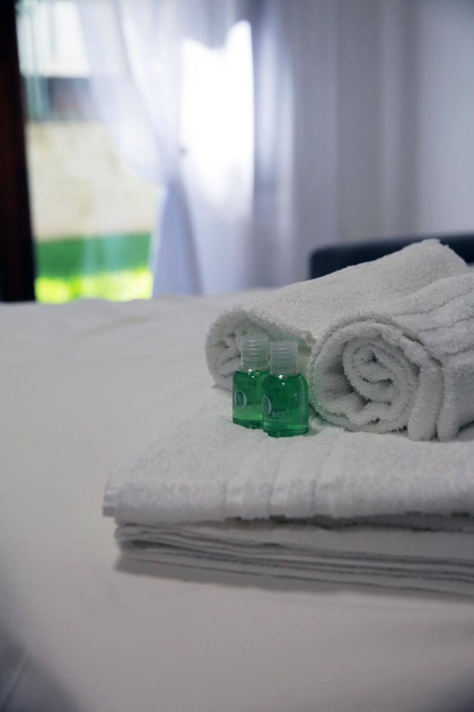 Bed, towels